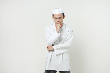 Asyalı Müslümanlar, arka planda elleri ile çenesine dokunuyor. İnsanlar dini İslami yaşam tarzı konsepti