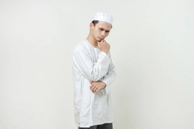 Asyalı Müslümanlar, arka planda elleri ile çenesine dokunuyor. İnsanlar dini İslami yaşam tarzı konsepti