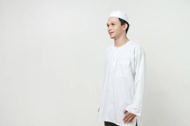 İzole edilmiş arka planda Asyalı Müslüman portresi. İnsanlar dini İslami yaşam tarzı konsepti