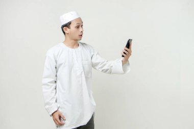  Elinde cep telefonu olan müslüman bir adam şok etkisi yaratıyor. İnsanlar dini İslam yaşam tarzı kavramını benimsiyor. Ramazan ve Mübarek bayramını kutluyoruz. izole edilmiş arka grupta