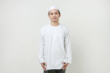 İzole edilmiş arka planda Asyalı Müslüman portresi. İnsanlar dini İslami yaşam tarzı konsepti