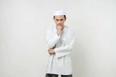 Asyalı Müslümanlar, arka planda elleri ile çenesine dokunuyor. İnsanlar dini İslami yaşam tarzı konsepti