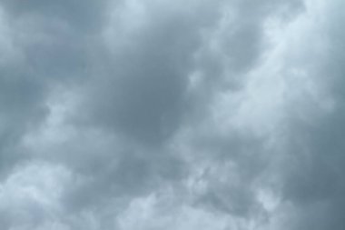 Dramatik, karanlık, mavi bulutlu gökyüzü örtüsü, gökyüzü örtüleri. Dramatik gökyüzü ve şimşek. Kara bulutlu kötü hava. Dramatik Gökyüzünde Yağmur ve Fırtına