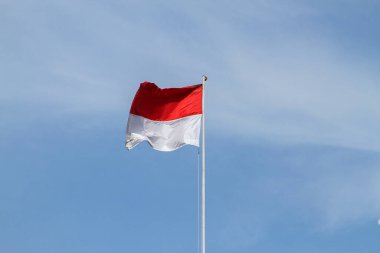 Mavi gökyüzüne karşı Endonezya bayrağı