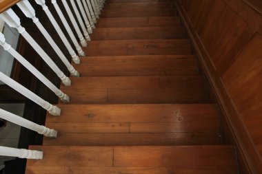 Beyaz korkuluk ile ahşap merdiven