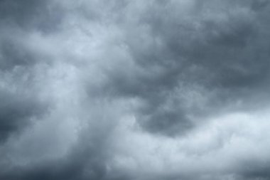 Dramatik, karanlık, mavi bulutlu gökyüzü örtüsü, gökyüzü örtüleri. Dramatik gökyüzü ve şimşek. Kara bulutlu kötü hava. Dramatik Gökyüzünde Yağmur ve Fırtına