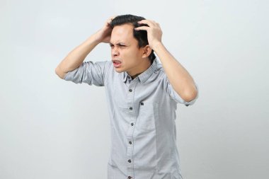 Kızgın kızgın Asyalı Endonezyalı adam ifadesi ıssız bir bakkalda