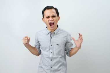 Kızgın kızgın Asyalı Endonezyalı adam ifadesi ıssız bir bakkalda