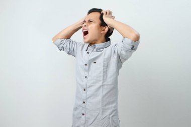 Kızgın kızgın Asyalı Endonezyalı adam ifadesi ıssız bir bakkalda