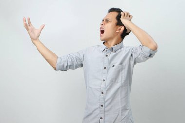 Kızgın kızgın Asyalı Endonezyalı adam ifadesi ıssız bir bakkalda