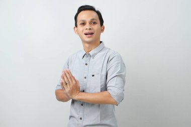 Mutlu Asya Endonezyası tebessümü ile yalıtılmış arka planda