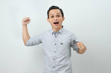 Neşeli, mutlu, kendinden emin Endonezyalı, soyutlanmış bir geçmişi var.