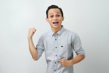 Neşeli, mutlu, kendinden emin Endonezyalı, soyutlanmış bir geçmişi var.