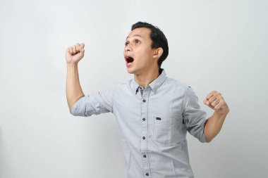 Neşeli, mutlu, kendinden emin Endonezyalı, soyutlanmış bir geçmişi var.