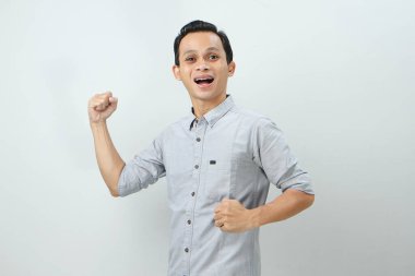 Neşeli, mutlu, kendinden emin Endonezyalı, soyutlanmış bir geçmişi var.