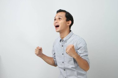 Neşeli, mutlu, kendinden emin Endonezyalı, soyutlanmış bir geçmişi var.