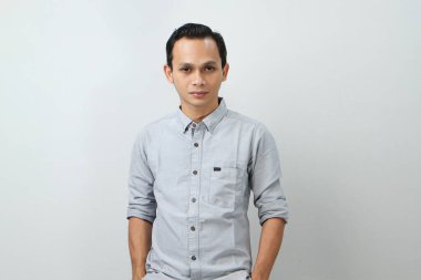 Neşeli, mutlu, kendinden emin Endonezyalı, soyutlanmış bir geçmişi var.