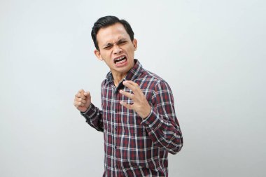 İzole edilmiş arka planda parmak hareketi yapan kızgın Asyalı adam.