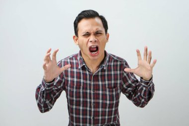 İzole edilmiş arka planda parmak hareketi yapan kızgın Asyalı adam.
