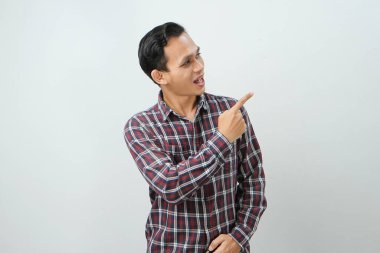 Mutlu Asyalı Endonezyalı adam izole edilmiş arka planda parmak işareti yapıyor.