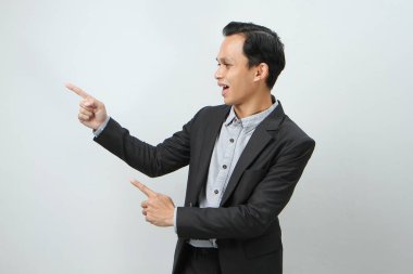 Mutlu, kendine güvenen, Endonezyalı, takım elbiseli iş adamı.