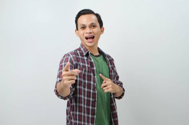 Mutlu Asyalı Endonezyalı adam izole edilmiş arka planda parmak işareti yapıyor.