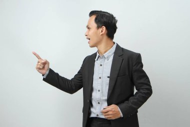 Mutlu, kendine güvenen, Endonezyalı, takım elbiseli iş adamı.