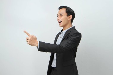 Mutlu, kendine güvenen, Endonezyalı, takım elbiseli iş adamı.