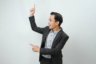 Mutlu, kendine güvenen, Endonezyalı, takım elbiseli iş adamı.