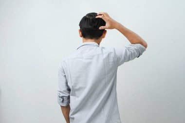 Asyalı Endonezyalı adamın el ele tutuşup stres dolu, kafası karışık bir hareket göstermesi. izole arkaplan