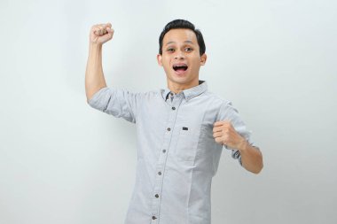 Neşeli, mutlu, kendinden emin Endonezyalı, soyutlanmış bir geçmişi var.