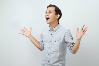 Neşeli, mutlu, kendinden emin Endonezyalı, soyutlanmış bir geçmişi var.