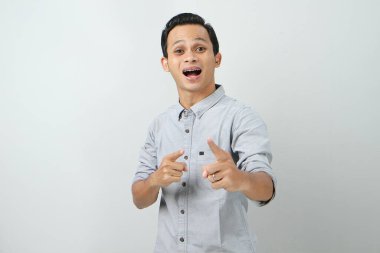 Neşeli, mutlu, kendinden emin Endonezyalı bir adam.