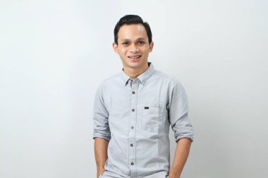 Neşeli, mutlu, kendinden emin Endonezyalı, soyutlanmış bir geçmişi var.