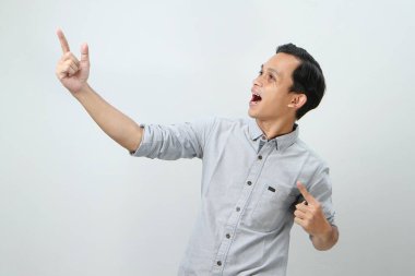 Neşeli, mutlu, kendinden emin Endonezyalı bir adam.