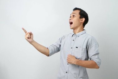 Neşeli, mutlu, kendinden emin Endonezyalı bir adam.