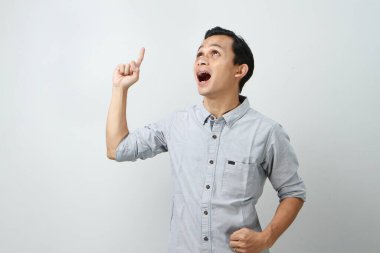 Neşeli, mutlu, kendinden emin Endonezyalı bir adam.