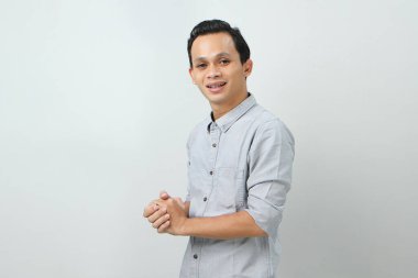 Neşeli, mutlu, kendinden emin Endonezyalı, soyutlanmış bir geçmişi var.