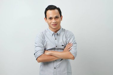 Neşeli, mutlu, kendinden emin Endonezyalı, soyutlanmış bir geçmişi var.