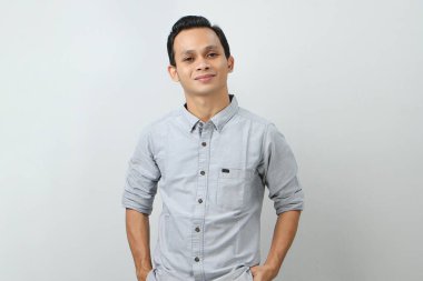 Neşeli, mutlu, kendinden emin Endonezyalı, soyutlanmış bir geçmişi var.