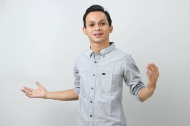 Neşeli, mutlu, kendinden emin Endonezyalı, soyutlanmış bir geçmişi var.