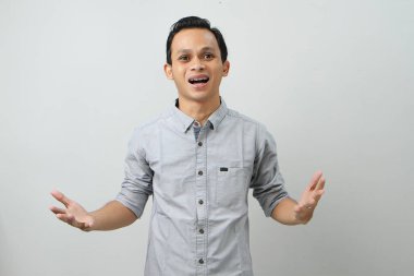 Neşeli, mutlu, kendinden emin Endonezyalı, soyutlanmış bir geçmişi var.