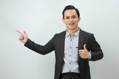 Mutlu, kendine güvenen, Endonezyalı, takım elbiseli iş adamı.