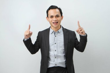 Mutlu, kendine güvenen, Endonezyalı, takım elbiseli iş adamı.