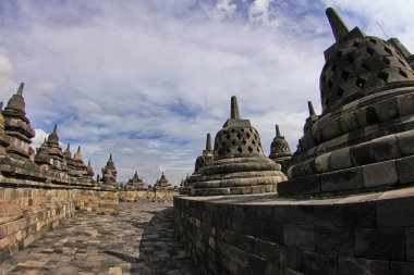Borobudur Endonezya 'nın en büyük Budist tapınağı.