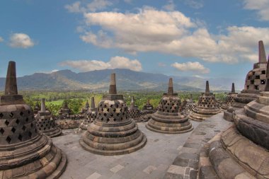 Borobudur Endonezya 'nın en büyük Budist tapınağı.