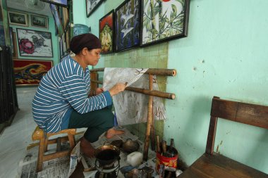 Batik yapma süreci. Batik, Endonezya 'nın el yapımı geleneksel bir sanatıdır. Kumaşa uygulanan balmumuna dayanıklı boya tekniğiyle üretildi..