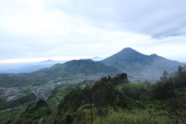 Sindoro Dağı ve Siunir tepesi ile Dieng Plato