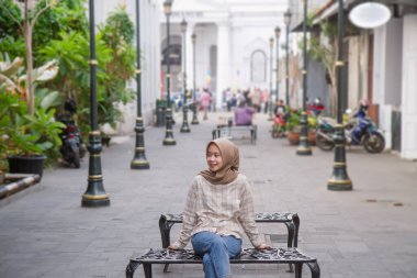 Mutlu Asyalı Müslüman kadın kota lama ya da eski şehir bölgesi Semarang, Central Java, Endonezya 'da dolaşıyor. Seyahat kavramı