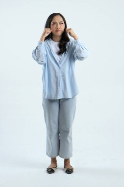 Soyutlanmış geçmişinde üzgün ifadesi olan Asyalı Endonezyalı kadın